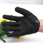 1Pcs Fishing Catching Gloves Protect Hand from Puncture Scrapes Fisherman Professional Catch Fish and with Magnet Release